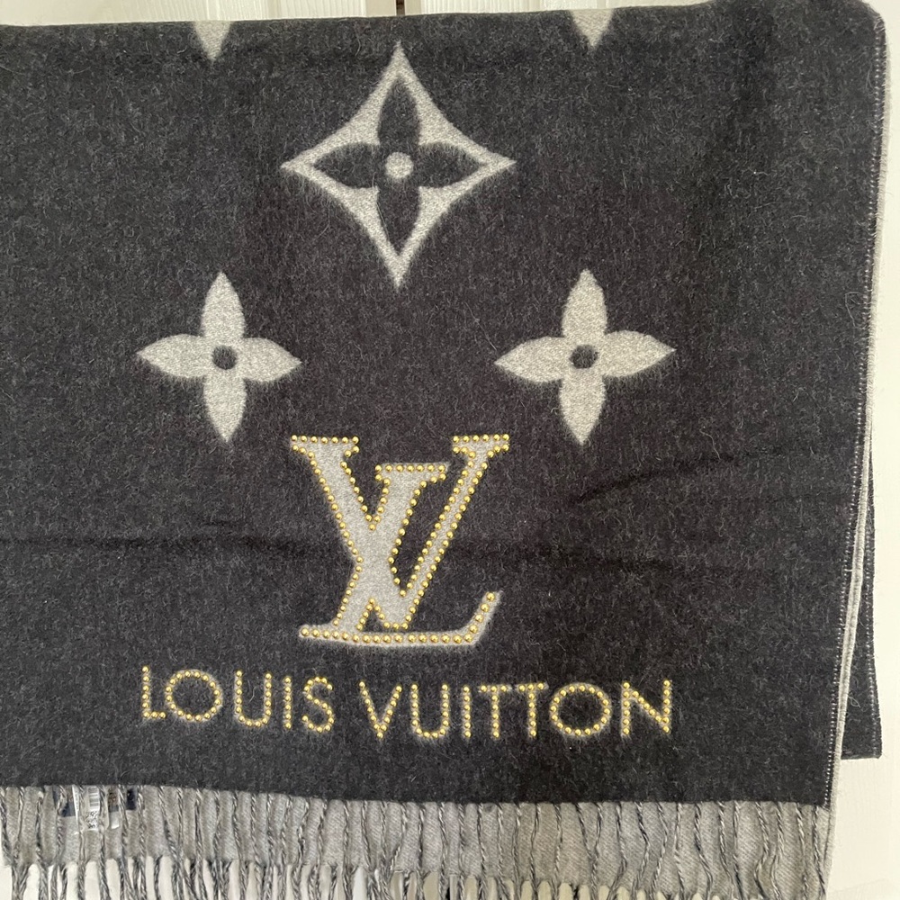 Authentic Louis Vuitton Reykjavik Scarf